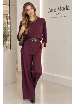 Modelo luciendo conjunto de dos piezas en color borgoña, no incluya cinturón ni collar